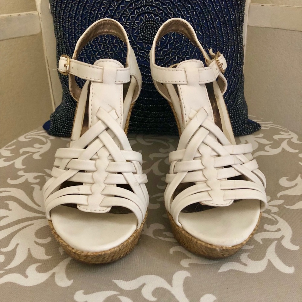 Qupid white wedge sandal